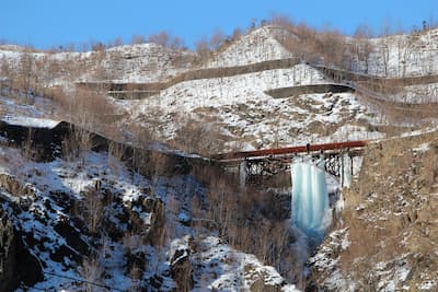 愛宕下から水管橋と氷柱を望む　（撮影日：2012/02/28）