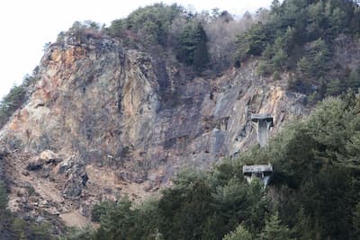 有越鉄索塔　背後の壁は「六百五十尺河鹿」の陥没跡（撮影日：2008/01/04）