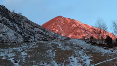 朝日に染まる中倉山（左：横場山）（撮影日：2014/02/06）