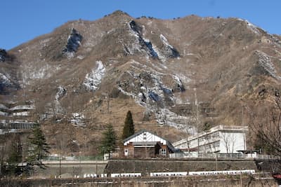 本山小学校講堂　背後の山は石垣山（撮影日：2010/02/21）