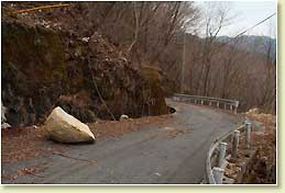 落石のある峠道