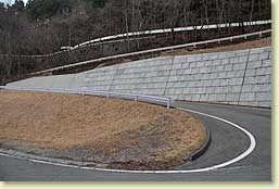 つづら折りの山路