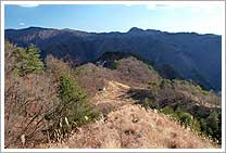 遠景左から勝雲山、1283m、地蔵岳。中景、石倉山。近景、北うしろに南がすこし見える