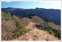 遠景左から勝雲山、1283m、地蔵岳。中景、石倉山。近景、北うしろに南がすこし見える