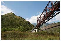 横場山と仁田元沢水道橋
