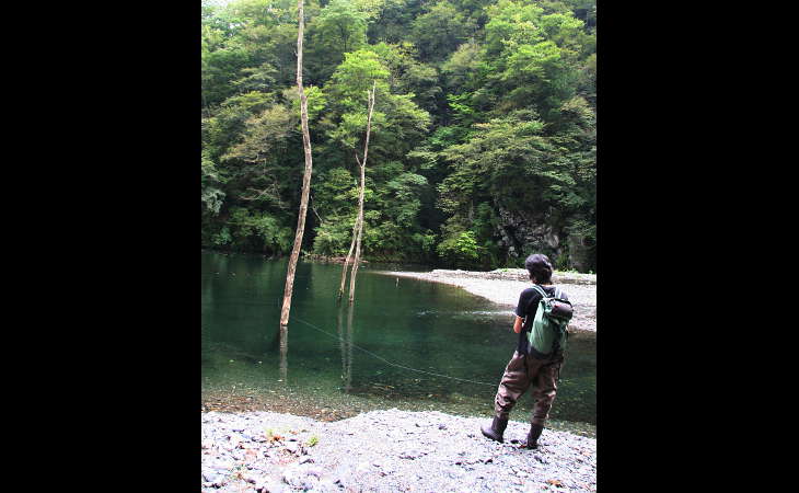 ダム湖にて