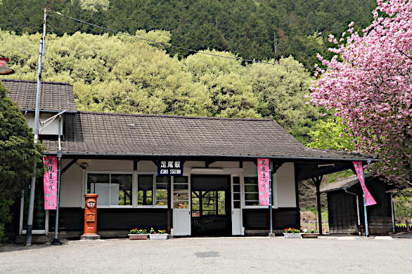 足尾駅本屋及び上り線プラットホーム