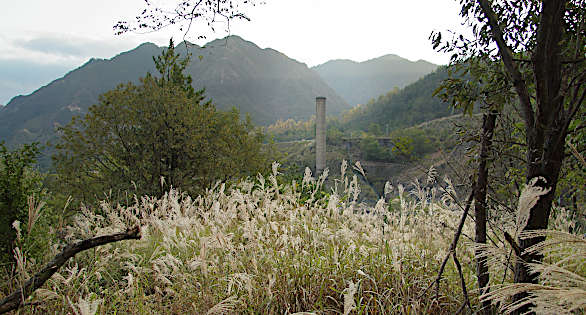 薄戦く山の峰