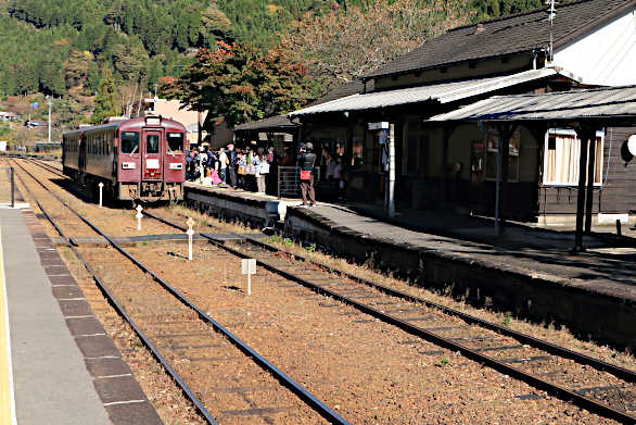 足尾駅本屋及び上り線プラットホーム