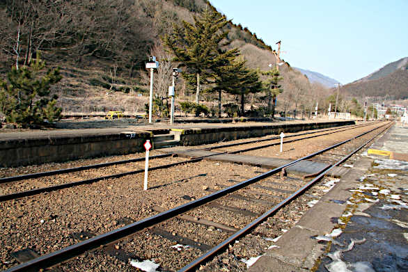 足尾駅下り線プラットホーム