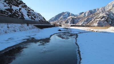 久蔵沢　中央奥は石垣山（撮影日：2012/02/28）