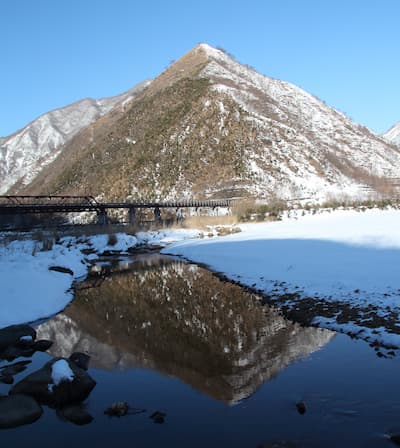 仁田元沢に映る横場山　中央は水管橋（撮影日：2016/01/28）