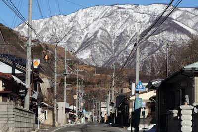 上間藤にて／背後にそびえる大平山（松木山）（撮影日：2017/01/28）