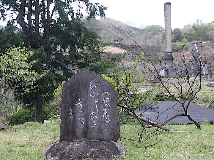 龍蔵寺に建つ句碑の画像